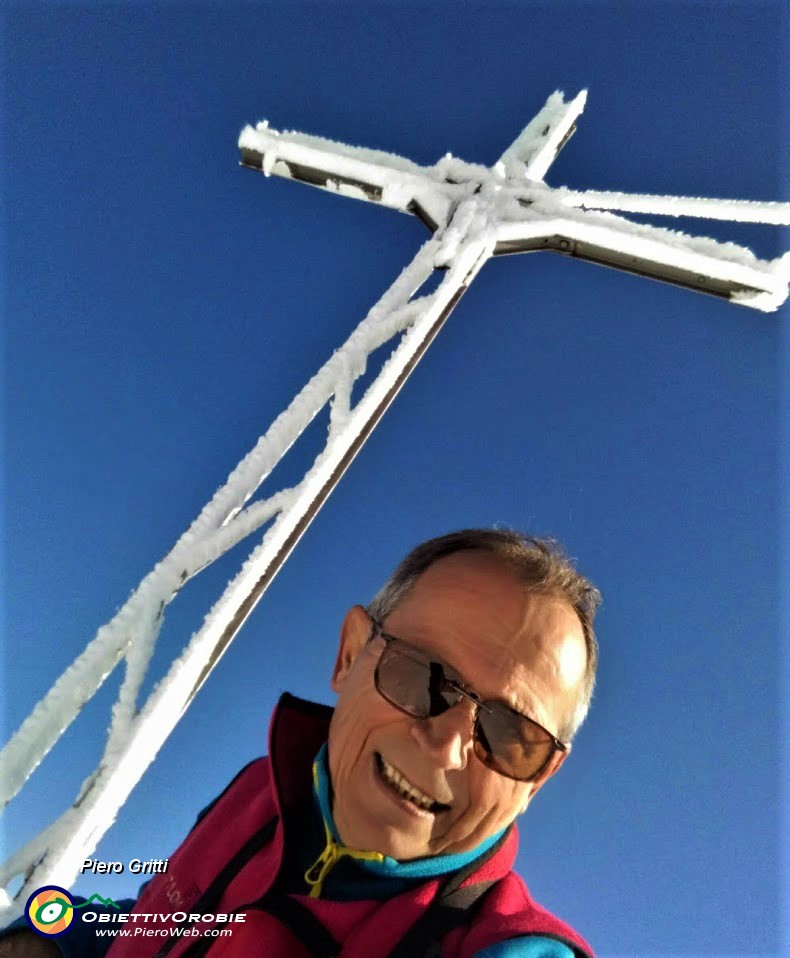 02 Alla croce di vetta del Venturosa (1999 m), stavolta di bianco vestita ! .jpg